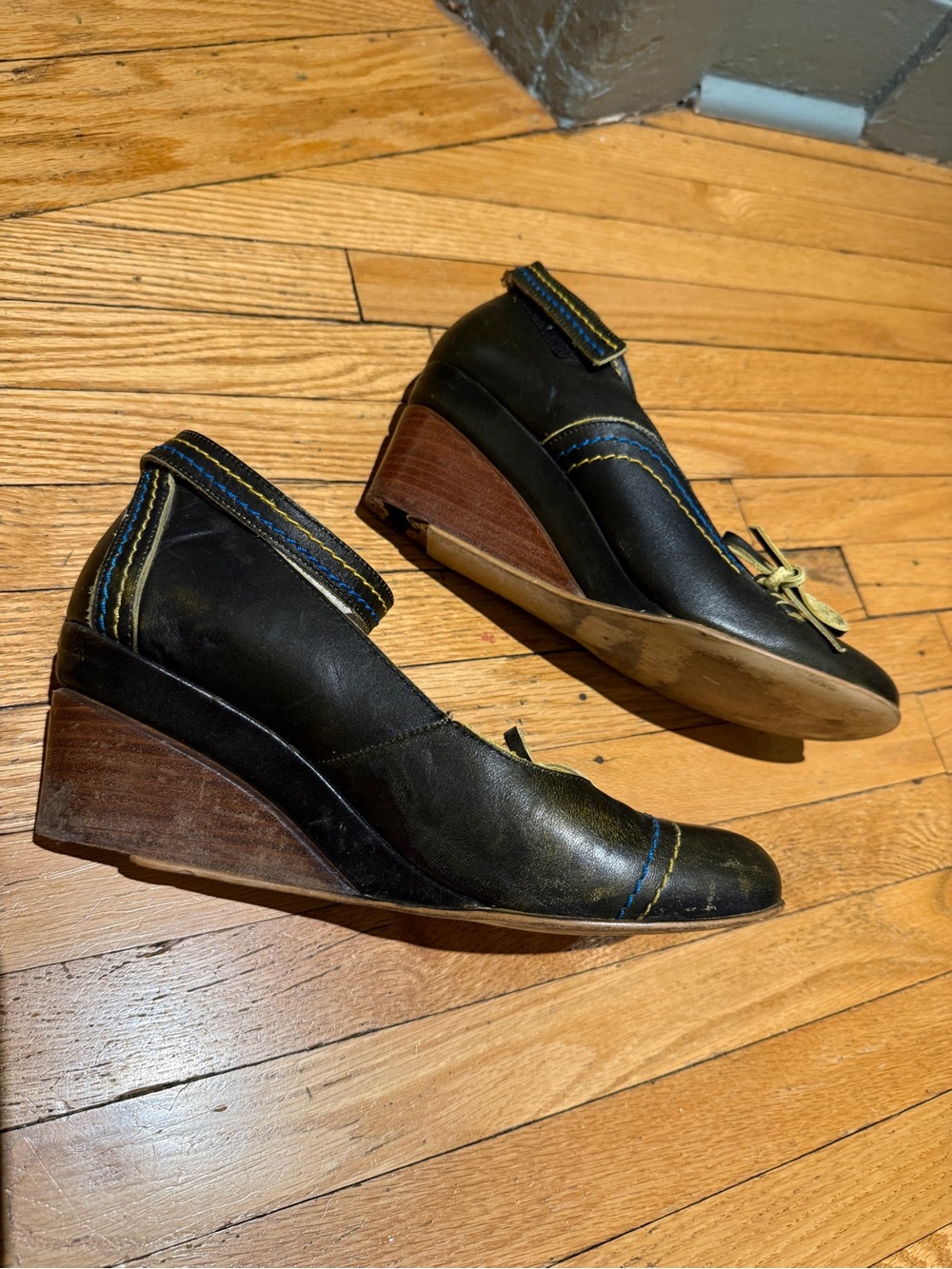 Fly London Wedge Shoes w Ankle Strap - Heel Needs Repair - Picture 2 of 11